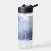 Winterwonderland, mist, sparrenbos en berg waterfles (Links)