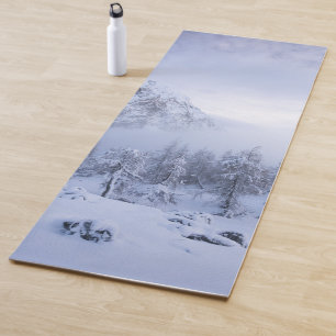 Winterwonderland, mist, sparrenbos en berg yogamat