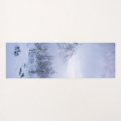 Winterwonderland, mist, sparrenbos en berg yogamat (Achterkant (horizontaal))