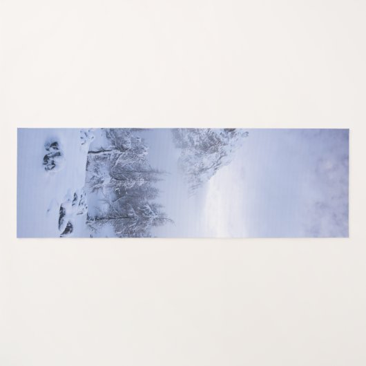 Winterwonderland, mist, sparrenbos en berg yogamat (Voorkant (horizontaal))