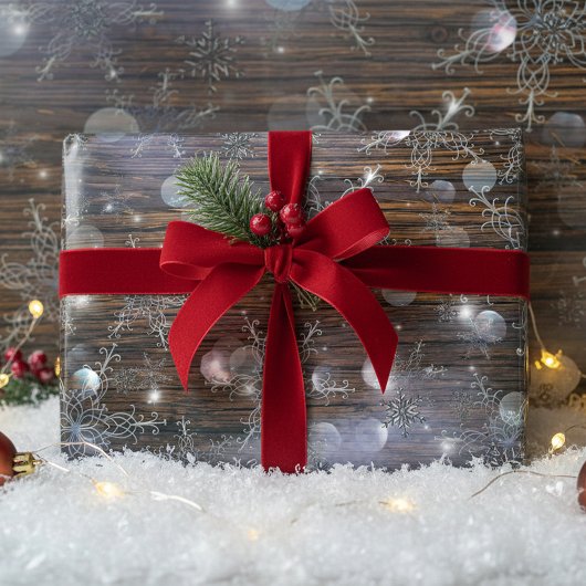 winterzilversneeuwvlokken op schuurhout inpakpapier vel