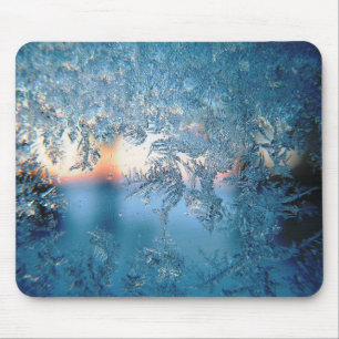Winterzonlicht door bevroren ijskristallen glas muismat