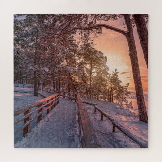 Winterzonsondergang in het dennenbos nabij zee legpuzzel (Horizontaal)