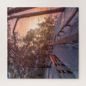 Winterzonsondergang in het dennenbos nabij zee legpuzzel (Verticaal)