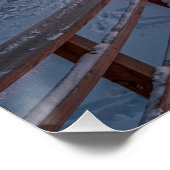 Winterzonsondergang in het dennenbos nabij zee perfect poster (Hoek)