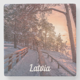 Winterzonsondergang in het dennenbos nabij zee ste stenen onderzetter