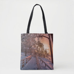 Winterzonsondergang in het dennenbos nabij zee tote bag