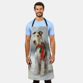 Wirefox Terrier-hond in de sneeuw met Kerstmis Schort (Gedragen)