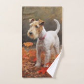 Wirefox Terrier in herfstbladeren val inspireert Bad Handdoek (Handdoek)
