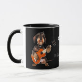 Wirehair Dachshund die Acoustic Guitar speelt Mok (Links)