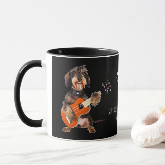Wirehair Dachshund die Acoustic Guitar speelt Mok (Met donut)
