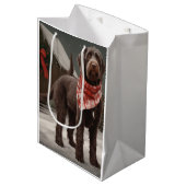 Wirehaired Pointing Dog in Sneeuw Kerstmis Medium Cadeauzakje (Voorkant Gekanteld)