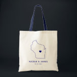 Wisconsin Wedding Welcome Bag Map Tas, Navy Blue Tote Bag<br><div class="desc">Een welkome cadeautas van een bruiloft met kaart-afbeelding. Je gasten zullen graag in hun hotel kijken en dit tas vinden vol met behandelingen die op hen wachten. U kunt het hart op de locatie van uw grote dag plaatsen met behulp van de functie "Pas verder aan".</div>