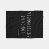Wisdom Begins In Wonder Socrates Quote Men Women K Fleece Deken (Voorkant (Horizontaal))