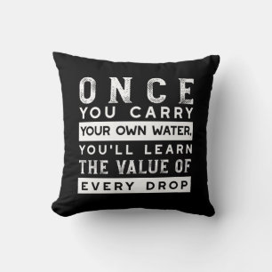 Wisdom Quote Design - waarde van elke druppel Kussen