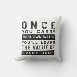 Wisdom Quote Design - waarde van elke druppel Kussen