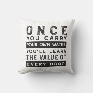 Wisdom Quote Design - waarde van elke druppel Kussen