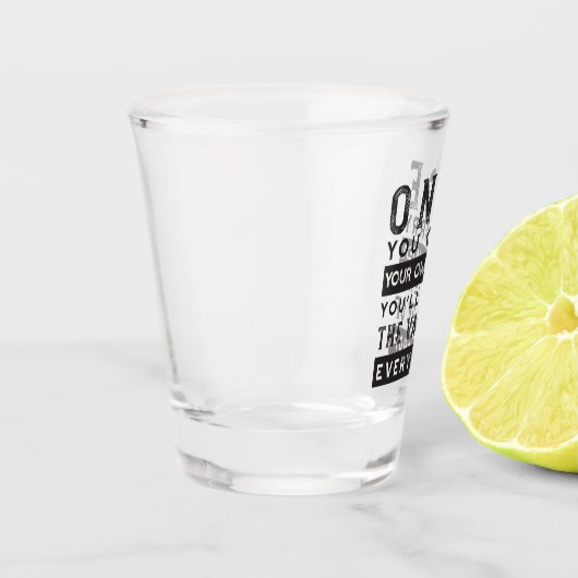 Wisdom Quote Design - waarde van elke druppel Shot Glas (Links)