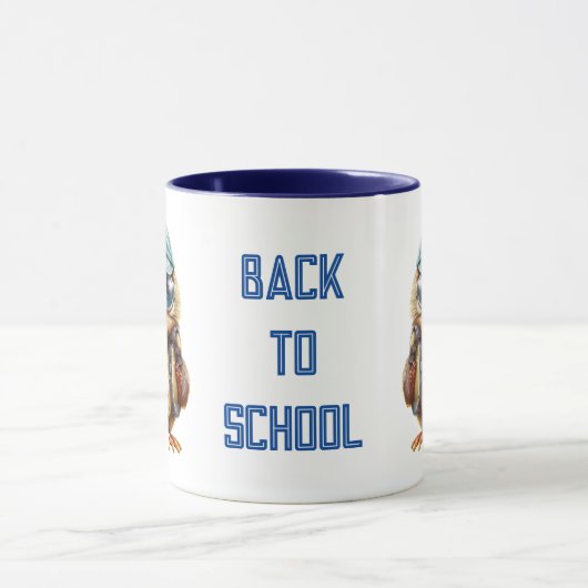 Wise Uil met blauwe rugzak, petten en een oogglas, Mok (Midden)