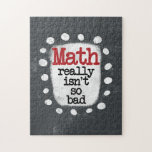 Wiskunde is echt niet zo'n slechte puzzel<br><div class="desc">Een leuk wiskundig thema typografisch stuk met de woorden "Wiskunde is echt niet zo slecht". Het is grijs en wit met zwarte en rode tekst en witte grillige stippen rond de zin.</div>