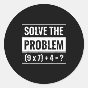 Wiskunde Los het probleem op (9 X 7) + 4 = _ Wisku Ronde Sticker