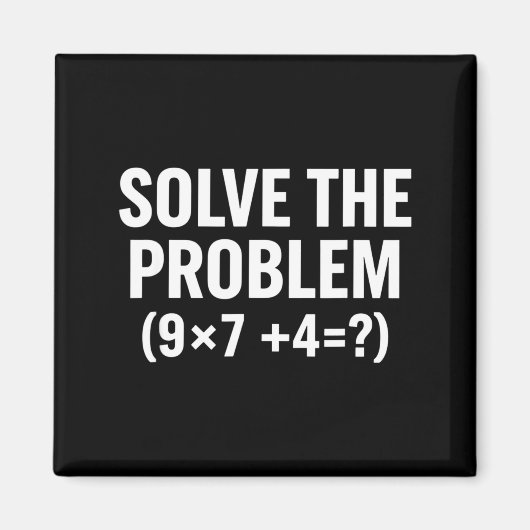 Wiskunde lost het probleem op (9x7+4=_) Funny Math Magneet (Voorkant)