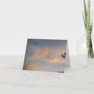 Wispy cirruswolken op een blanco briefkaart