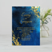 Wispy Swirls Blue en Gold Wedding Folie Uitnodiging (Staand Voorkant)