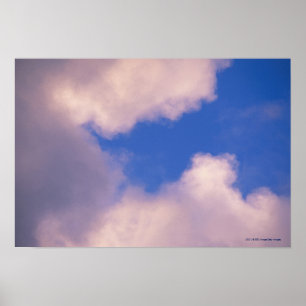 Wispy wolken tegen blauwe hemel poster