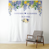Wisteria Blue & Yellow Floral Wedding Backdruppels Wandkleed (In situ)