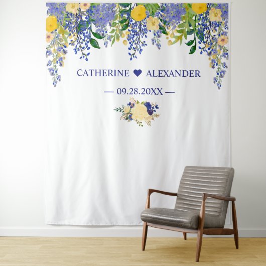 Wisteria Blue & Yellow Floral Wedding Backdruppels Wandkleed (In situ)