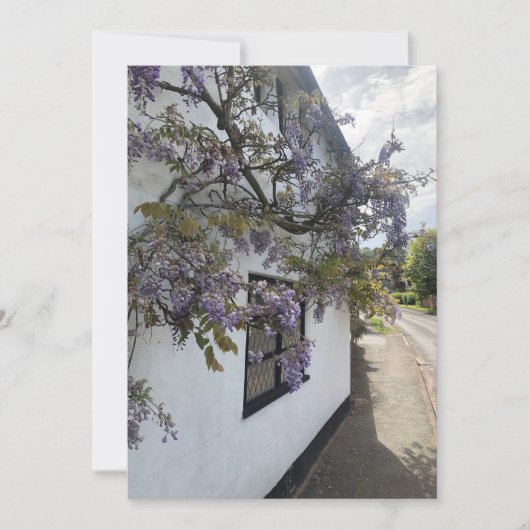 Wisteria groeit tegen een wit-ommuurd huisje feestdagenkaart (Voorkant)