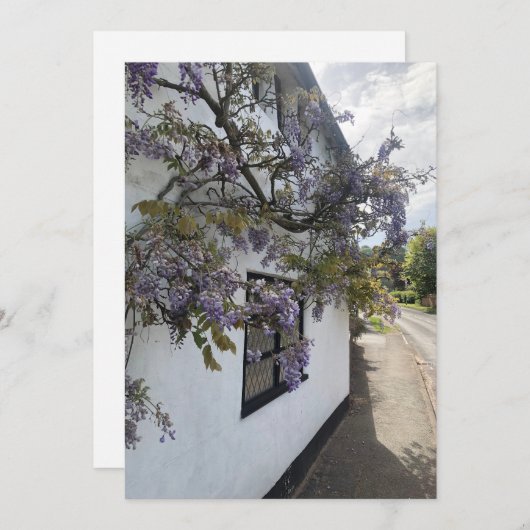 Wisteria groeit tegen een wit-ommuurd huisje feestdagenkaart (Voorkant / Achterkant)