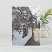 Wisteria groeit tegen een wit-ommuurd huisje feestdagenkaart (Staand voorkant)