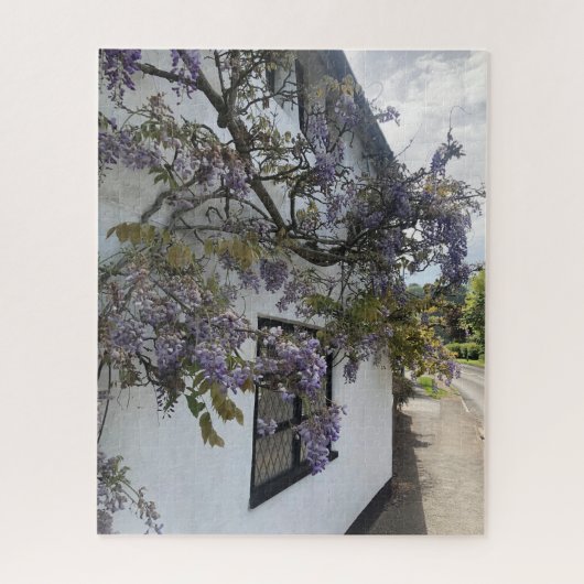 Wisteria groeit tegen een wit-ommuurd huisje legpuzzel (Verticaal)