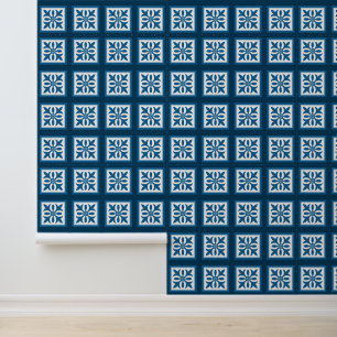 Wit betegeld blad op marineblauw behang