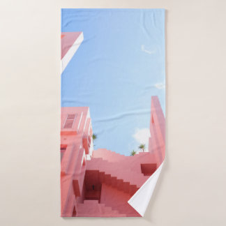 Wit betongebouw badhanddoek