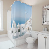 Wit betongebouw nabij waterlichaam in de douchegordijn (In situ)