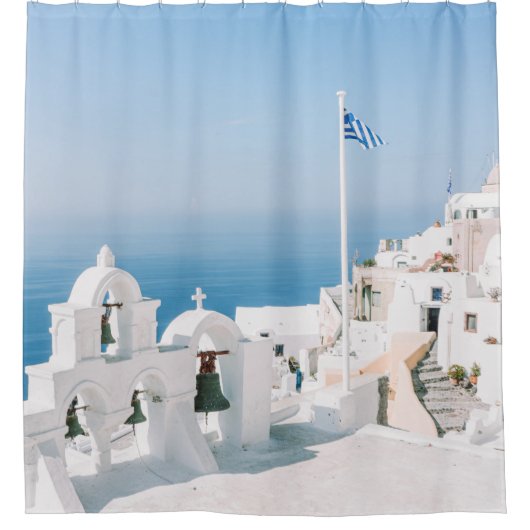 Wit betongebouw nabij waterlichaam in de douchegordijn (Voorkant)