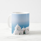 Wit betongebouw nabij waterlichaam in de koffiemok (Voorkant links)