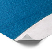 Wit betongebouw nabij waterlichaam in de poster (Hoek)