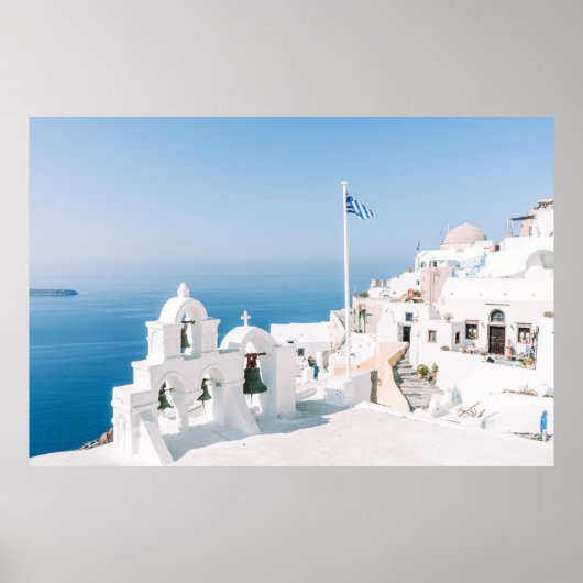 Wit betongebouw nabij waterlichaam in de poster (Voorkant)