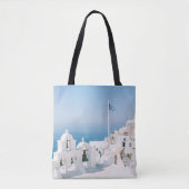 Wit betongebouw nabij waterlichaam in de tote bag (Voorkant)