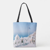 Wit betongebouw nabij waterlichaam in de tote bag (Achterkant)