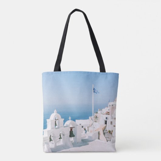 Wit betongebouw nabij waterlichaam in de tote bag (Achterkant)
