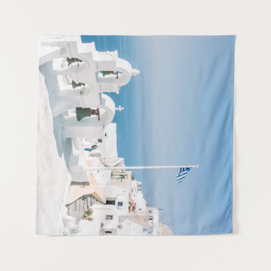 Wit betongebouw nabij waterlichaam in de wandkleed (Voorkant (horizontaal))