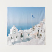 Wit betongebouw nabij waterlichaam in de wandkleed (Voorkant)