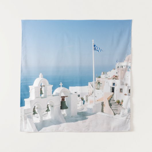 Wit betongebouw nabij waterlichaam in de wandkleed (Voorkant)