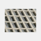 Wit betongebouw overdag fleece deken (Voorkant (Horizontaal))