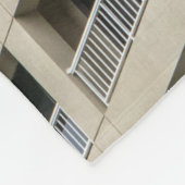 Wit betongebouw overdag fleece deken (Hoek)